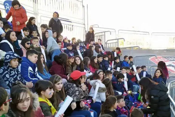I ragazzi dell'istituto comprensivo di Villamar allo stadio (L'Unione Sarda - foto Pintori)+