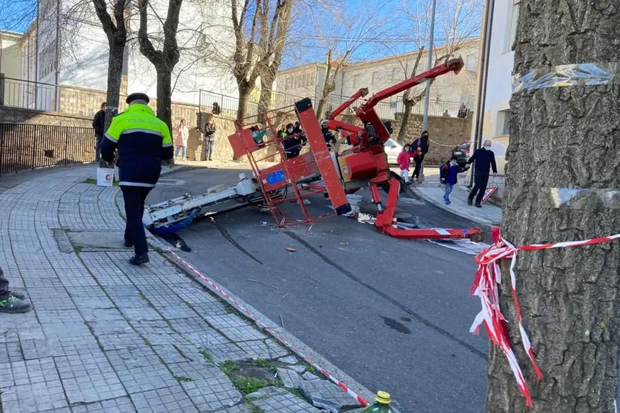 La gru ribaltata (Foto Ledda)
