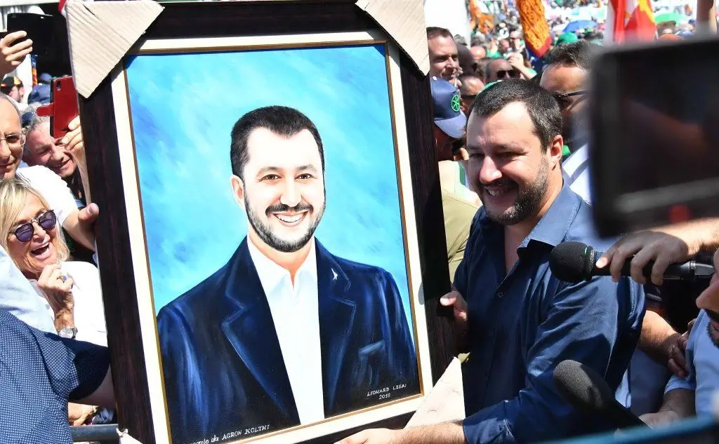 Salvini posa con il suo ritratto