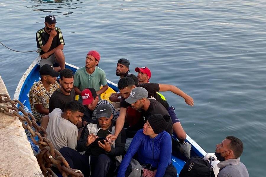 Lampedusa, quattro sbarchi in poche ore. Naufragio al largo della Tunisia, almeno 43 morti