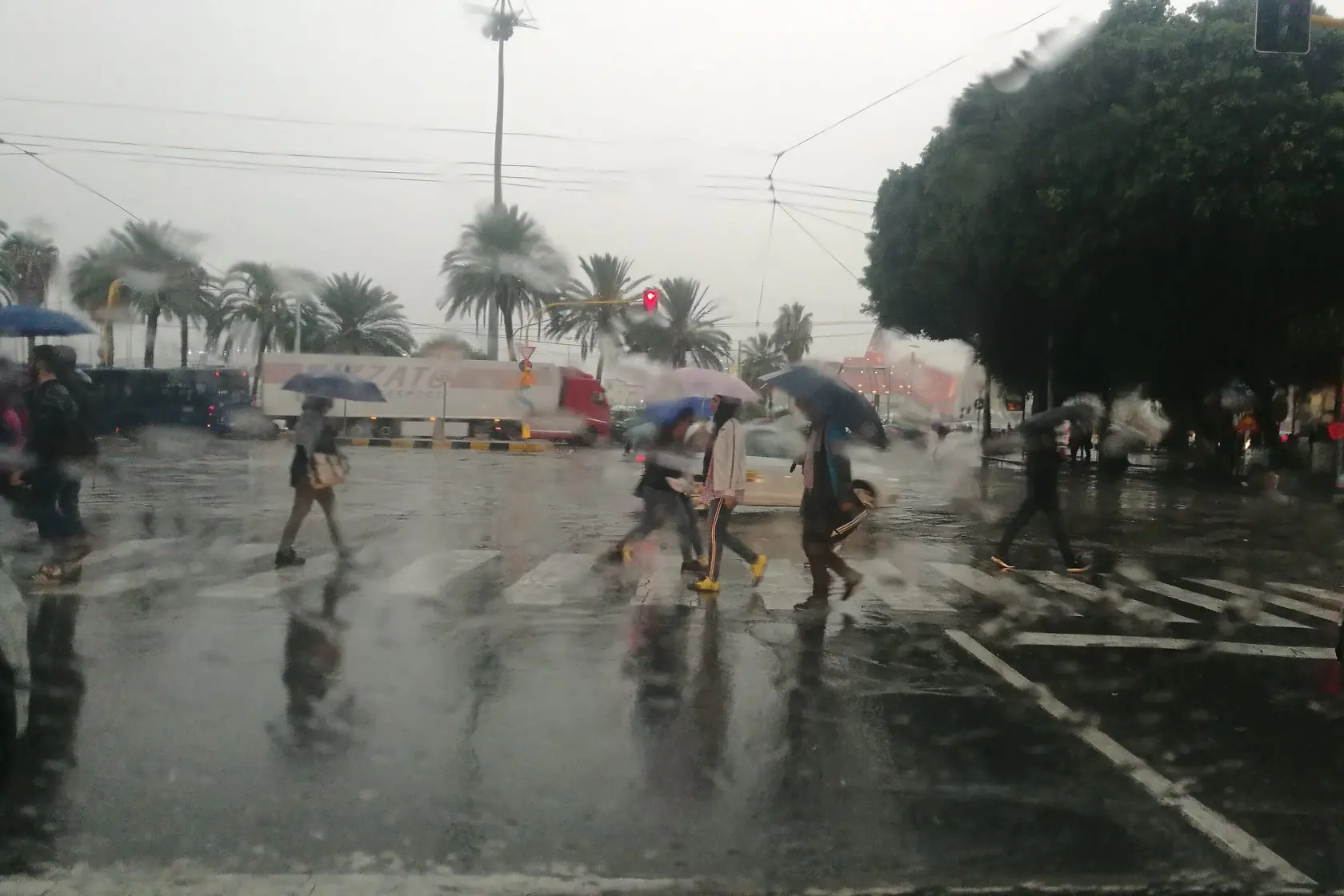 Pioggia in via Roma a Cagliari