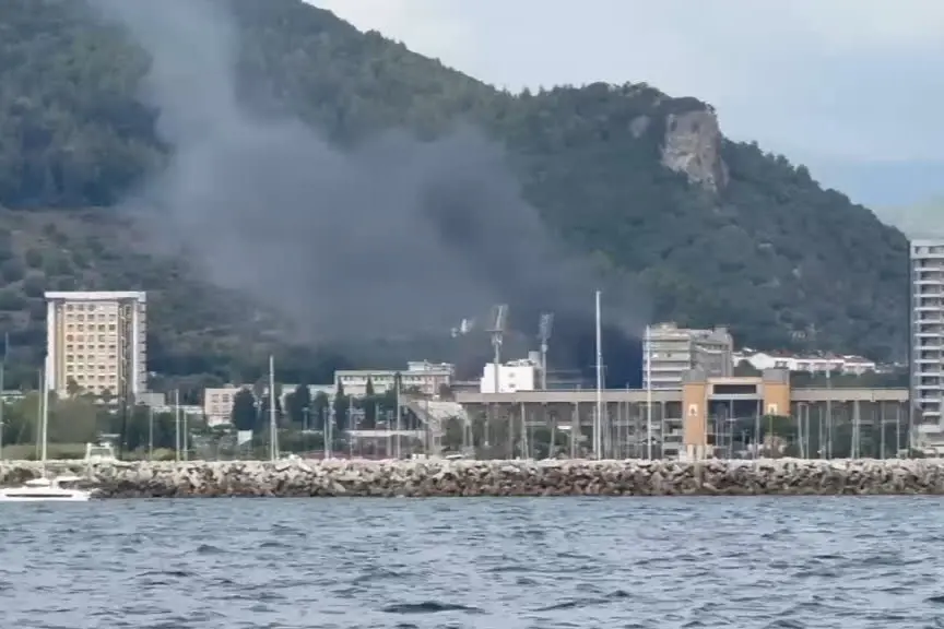 Incendio all'ospedale di Salerno, le immagini della colonna di fumo