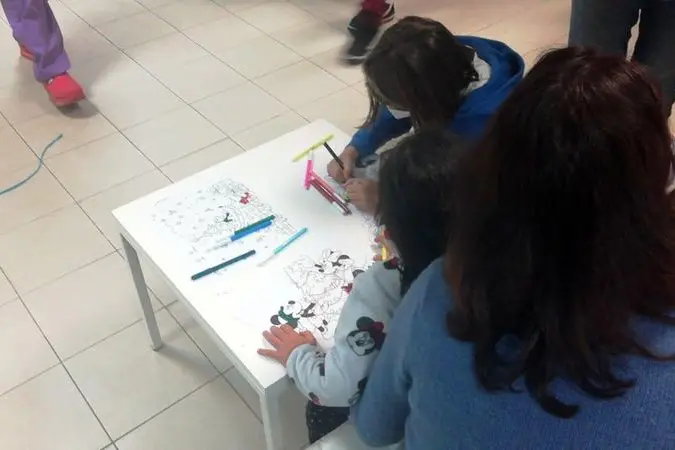 Bimbi in attesa del vaccino a Cagliari (Ansa-Ats)