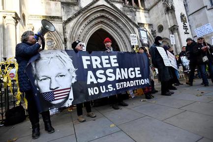 Ok all’estradizione di Assange negli Usa, l’attivista rischia una pesante condanna