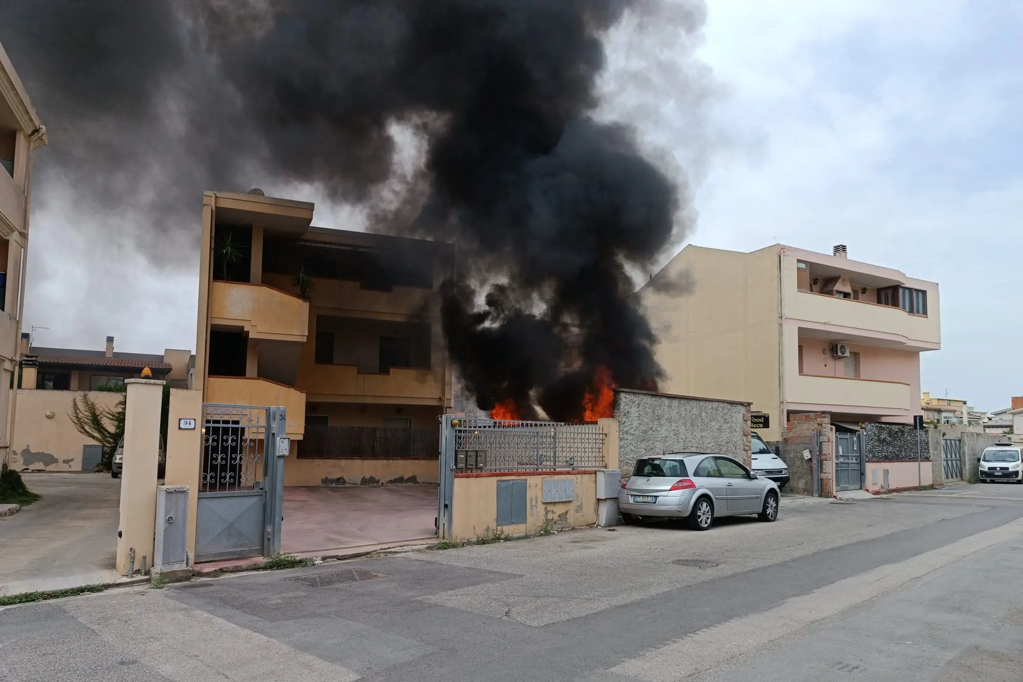 Sestu, l'incendio (foto Callisto Spiga)