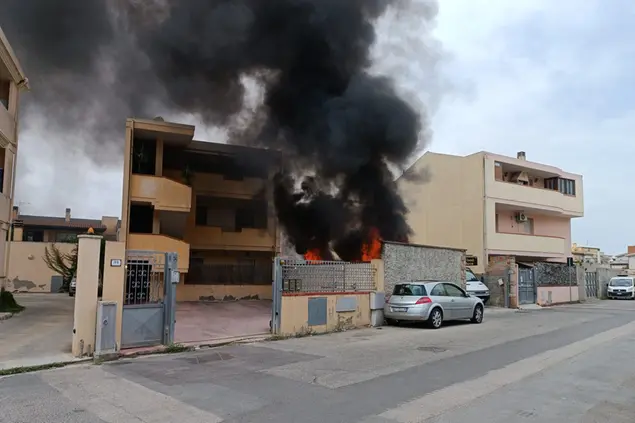 Sestu, l'incendio (foto Callisto Spiga)