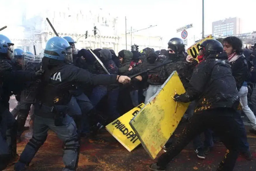 Un'immagine degli scontri tra studenti e polizia