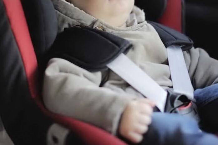 Lasciano il bimbo di 3 anni in auto per andare a fare shopping: denunciati