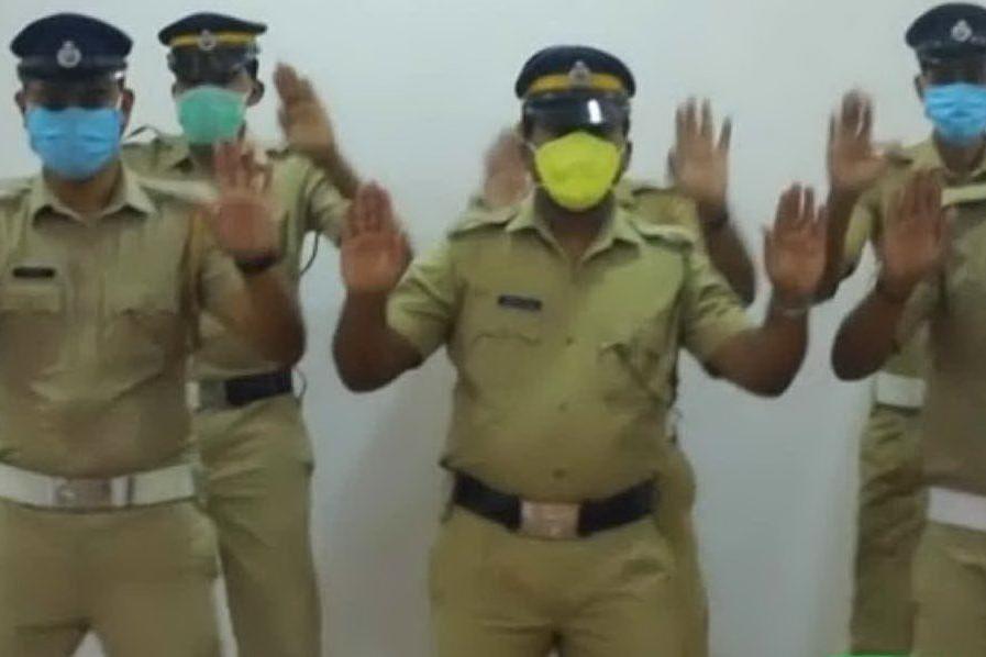 Virus, il ballo dei poliziotti insegna come lavarsi le mani