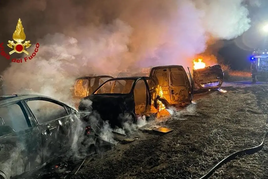 Le auto bruciate (foto vigili del fuoco)
