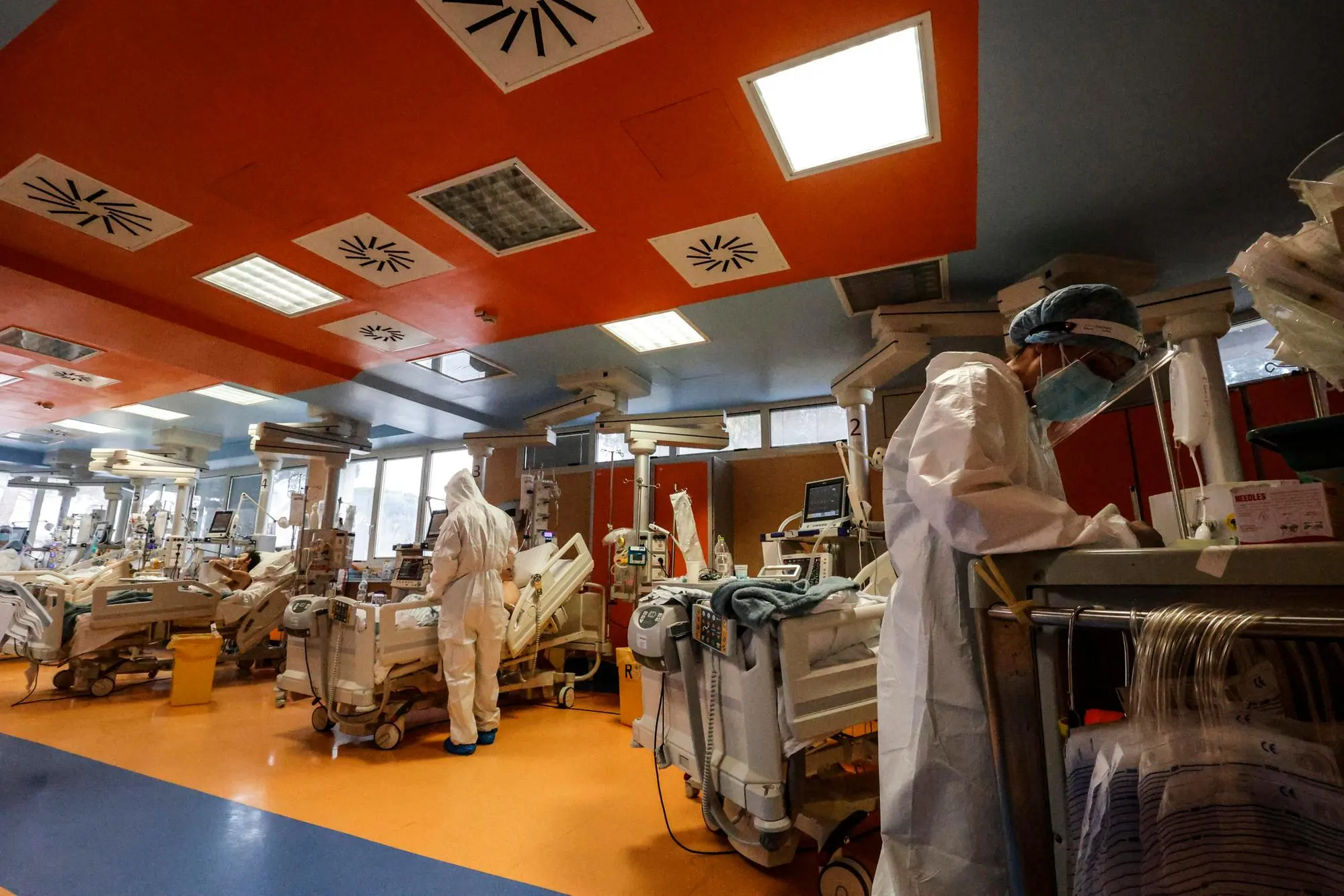 Health workers wearing overalls and protective masks in the intensive care unit of the Covid intensive care unit of the GVM ICC hospital of Casal Palocco. Rome, Italy, 21 January 2022. ANSA/GIUSEPPE LAMI