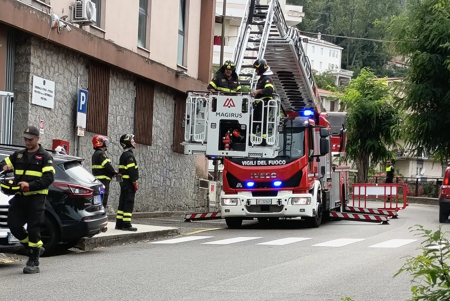 L'intervento dei vigili del fuoco al Tribunale di Lanusei (foto Secci)