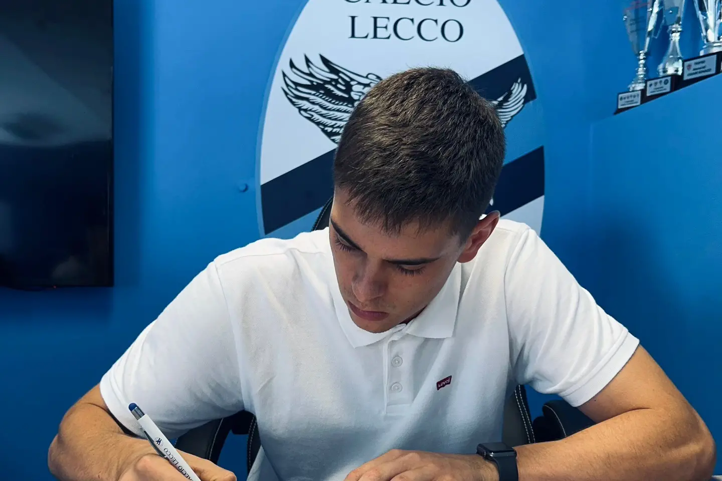 Dore mentre firma il contratto (foto Lecco Calcio)