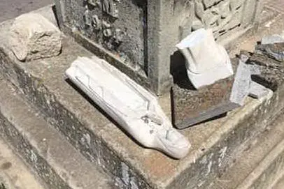 La statua danneggiata