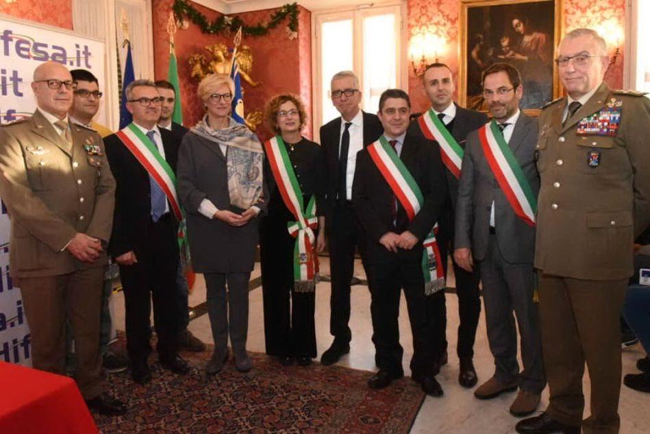 Il ministro Pinotti con il governatore Pigliaru e la delegazione di sindaci sardi