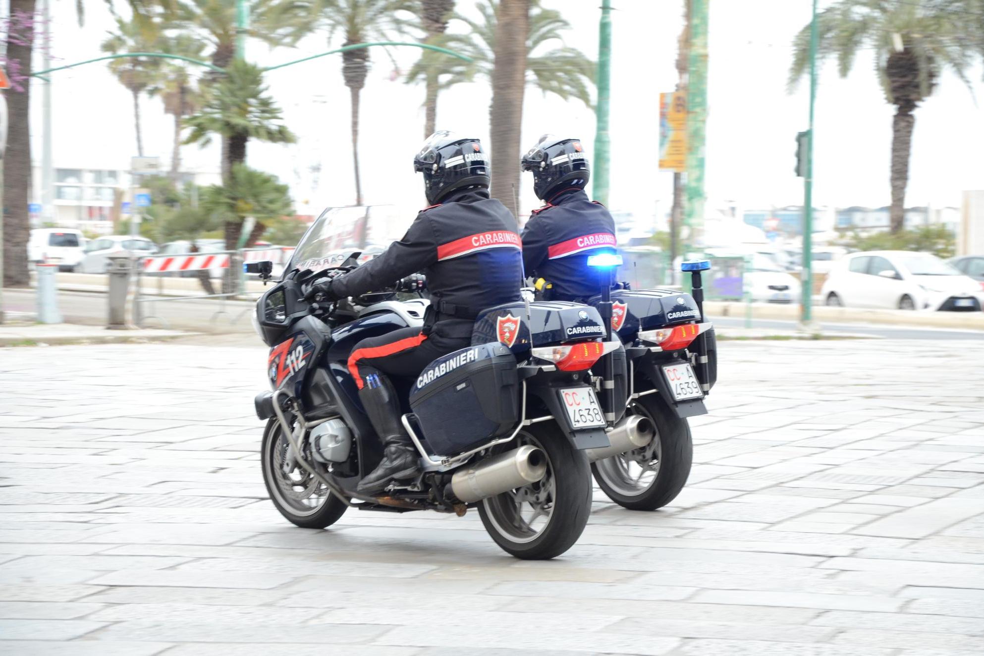Ruba da un'auto in sosta a Cagliari (foto carabinieri)