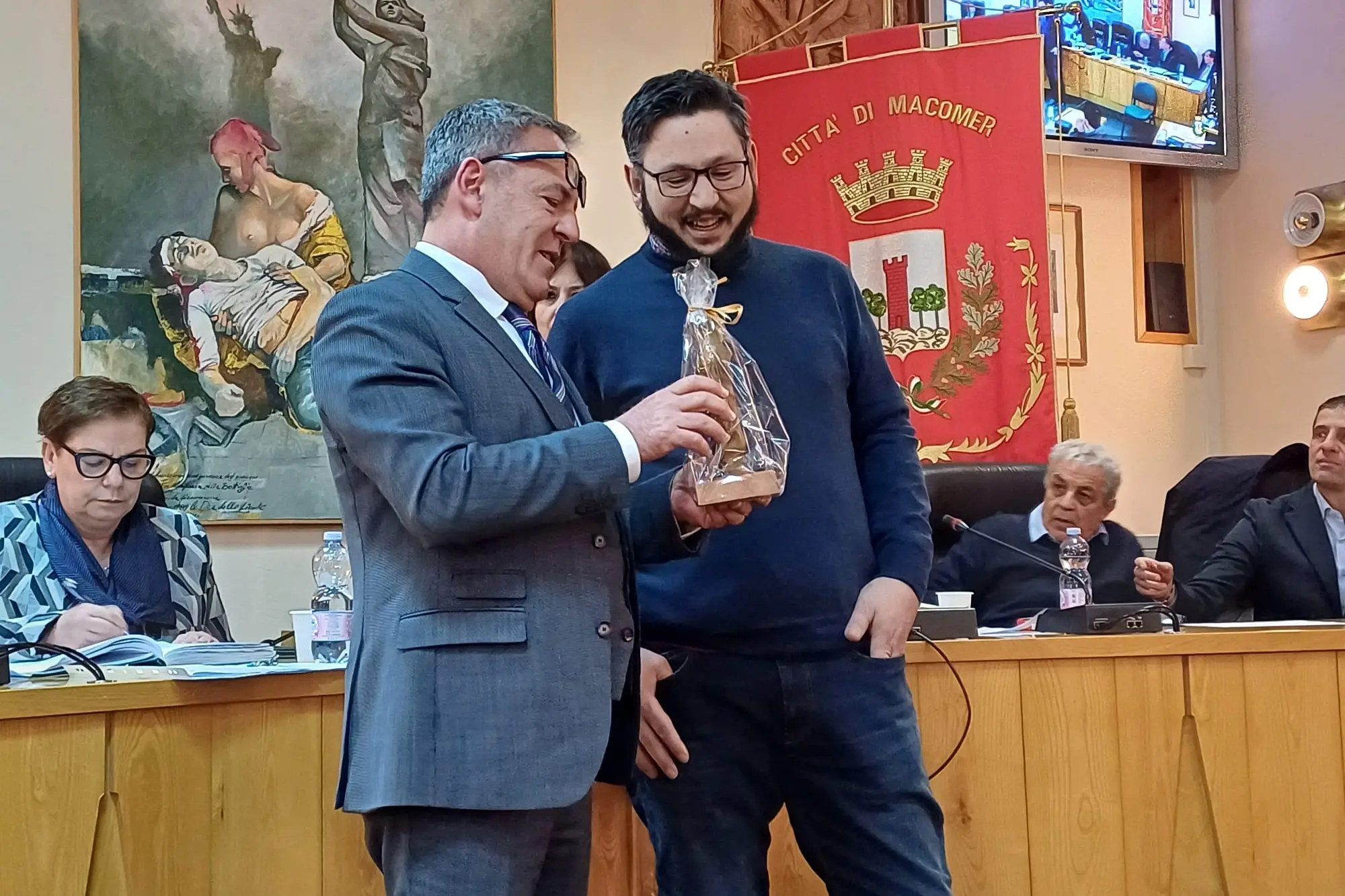 Il sindaco Riccardo Uda premia il gelataio Nicolò Vellino con la Veneretta (foto Oggianu)
