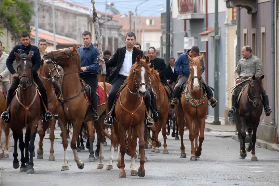 In un'immagine d'archivio la processione in onore di Sant'Isidoro