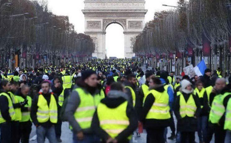 Manifestazione dei gilet gialli a Parigi (archivio L'Unione Sarda)