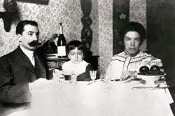 Grazia Deledda con il marito e il figlio