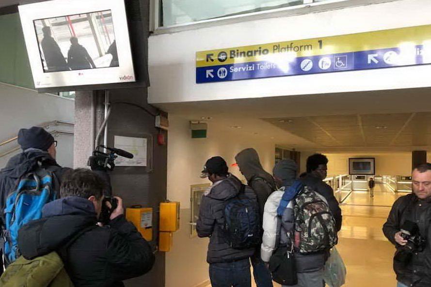 Gallarate, il sindaco paga il treno ai migranti per mandarli a Milano: è polemica