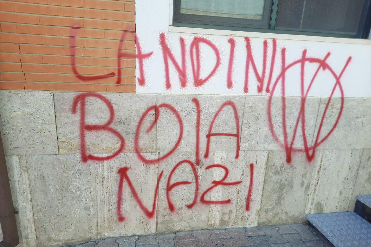 San Gavino, scritte no vax contro la Cgil: “Landini boia e nazista”