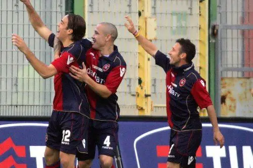 La gioia dei rossoblù dopo il gol di Matri
