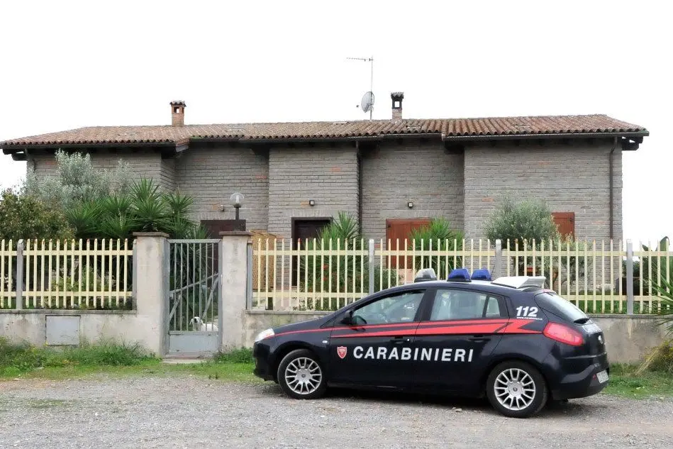 Carabinieri davanti alla casa del commerciante preso di mira (foto Angelo Cucca)