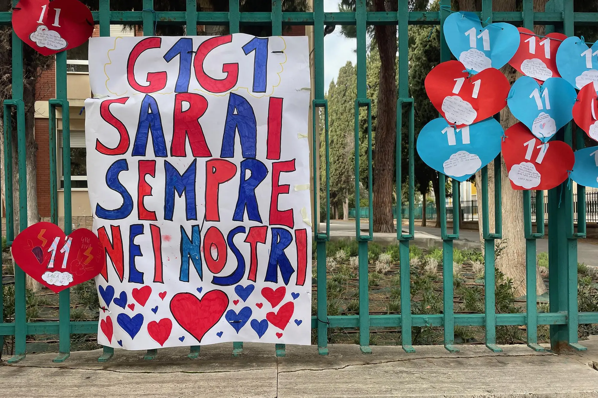 Cagliari, scritte e cartelli dedicati a Gigi Riva (Foto Anedda Endrich)