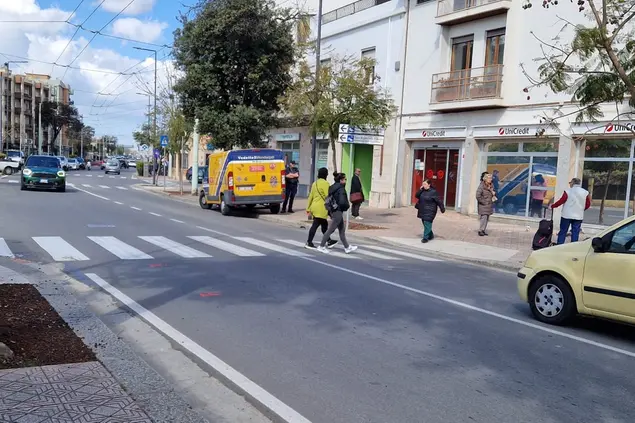 Il luogo dell'incidente in via Marconi a Quartu, a terra i rilievi della polizia locale (foto Daga)