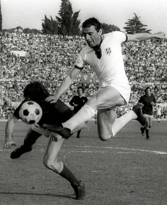 Gigi Riva nel 1974 con la maglia del Cagliari (Ansa)