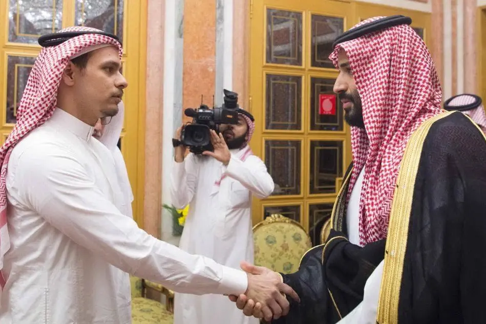 Il principe saudita Mohammed bin Salman con il figlio del giornalista Khashoggi  (Ansa)