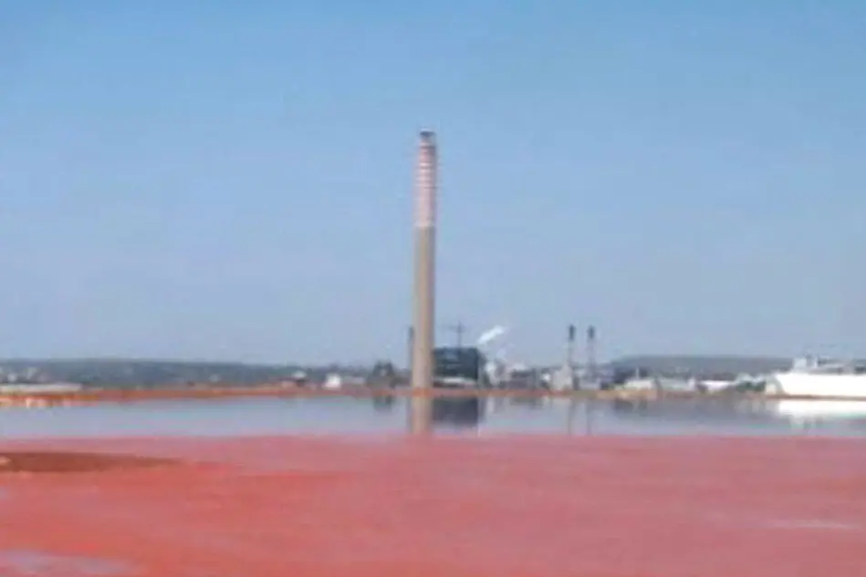 Fanghi rossi nella zona industriale di Portovesme