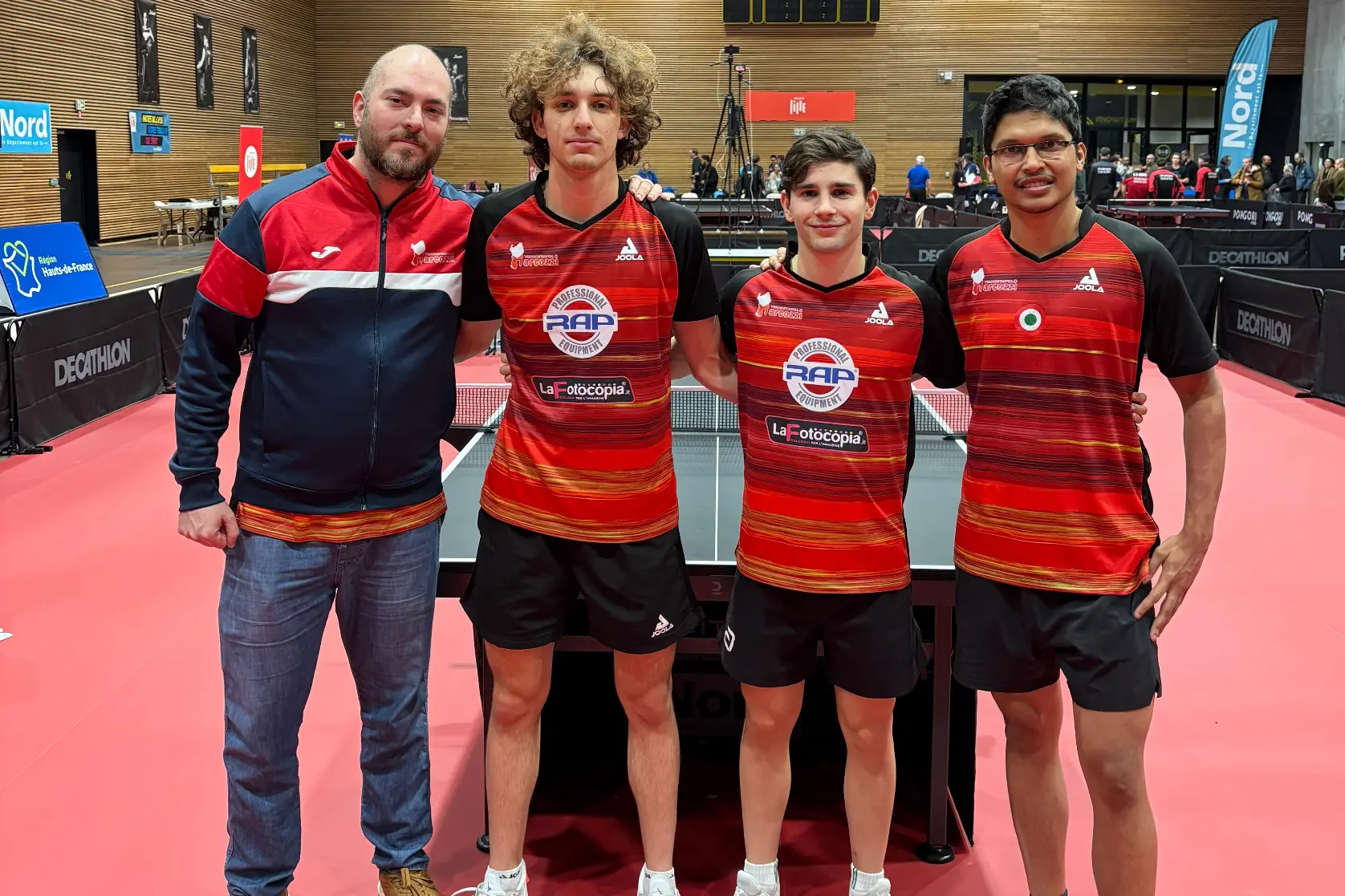 La Marcozzi a Lille, da sinistra: il coach Massimo Ferrero, Federico Vallino Costassa, Carlo Rossi, Jeet Chandra (foto concessa dalla Marcozzi Cagaliari)