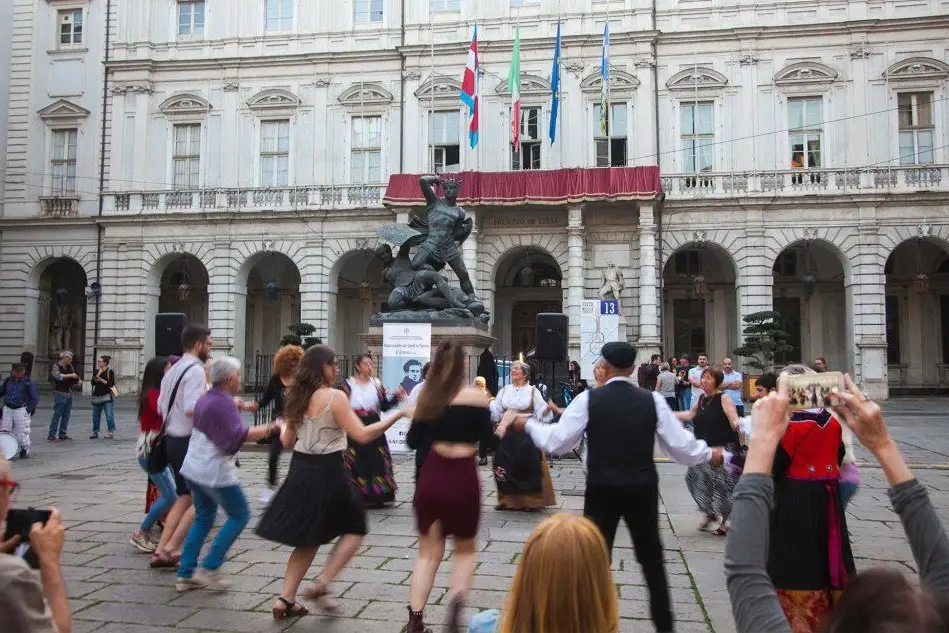 Le danze in piazza a Torino (tutte le foto sono di Federica Arra)