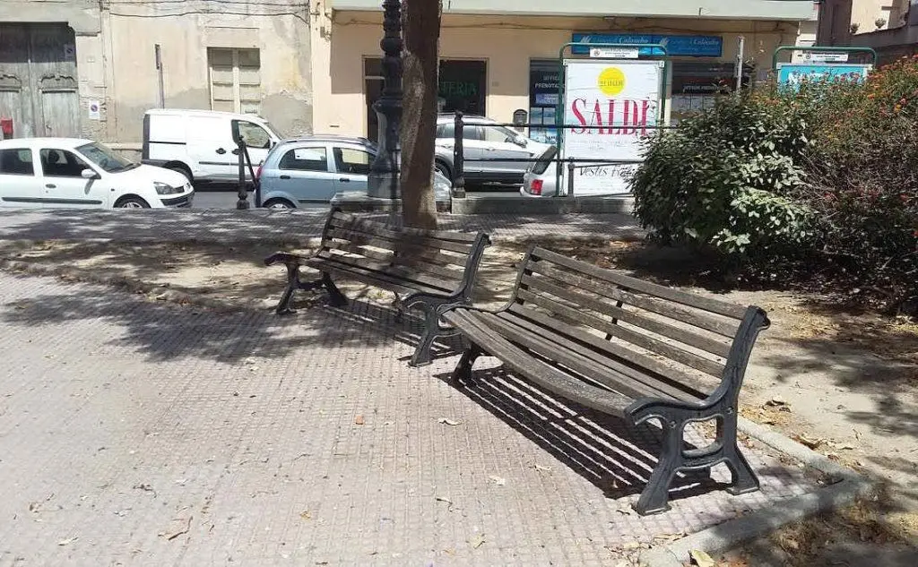 Le panchine davanti alla basilica