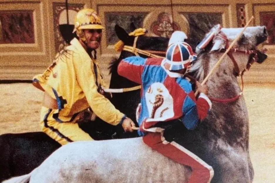 Andrea Degortes, detto Aceto, e Sebastiano Deledda, noto come Legno, al Palio di Siena del luglio 1992