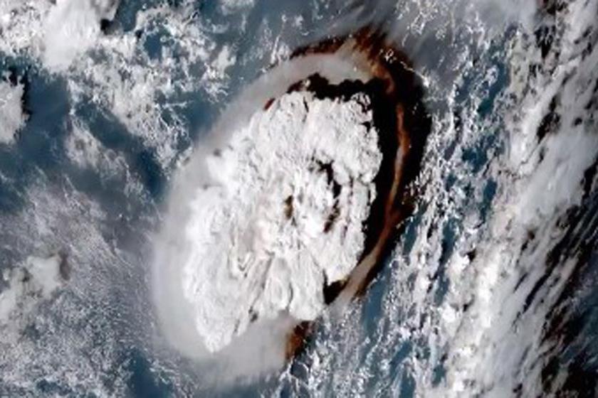 Un fermo immagine tratto dal video dell’esplosione del vulcano sottomarino a Tonga vista dal satellite (Ansa)