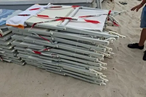 Lettini e sdraio sequestrati ad Alghero (foto concessa)