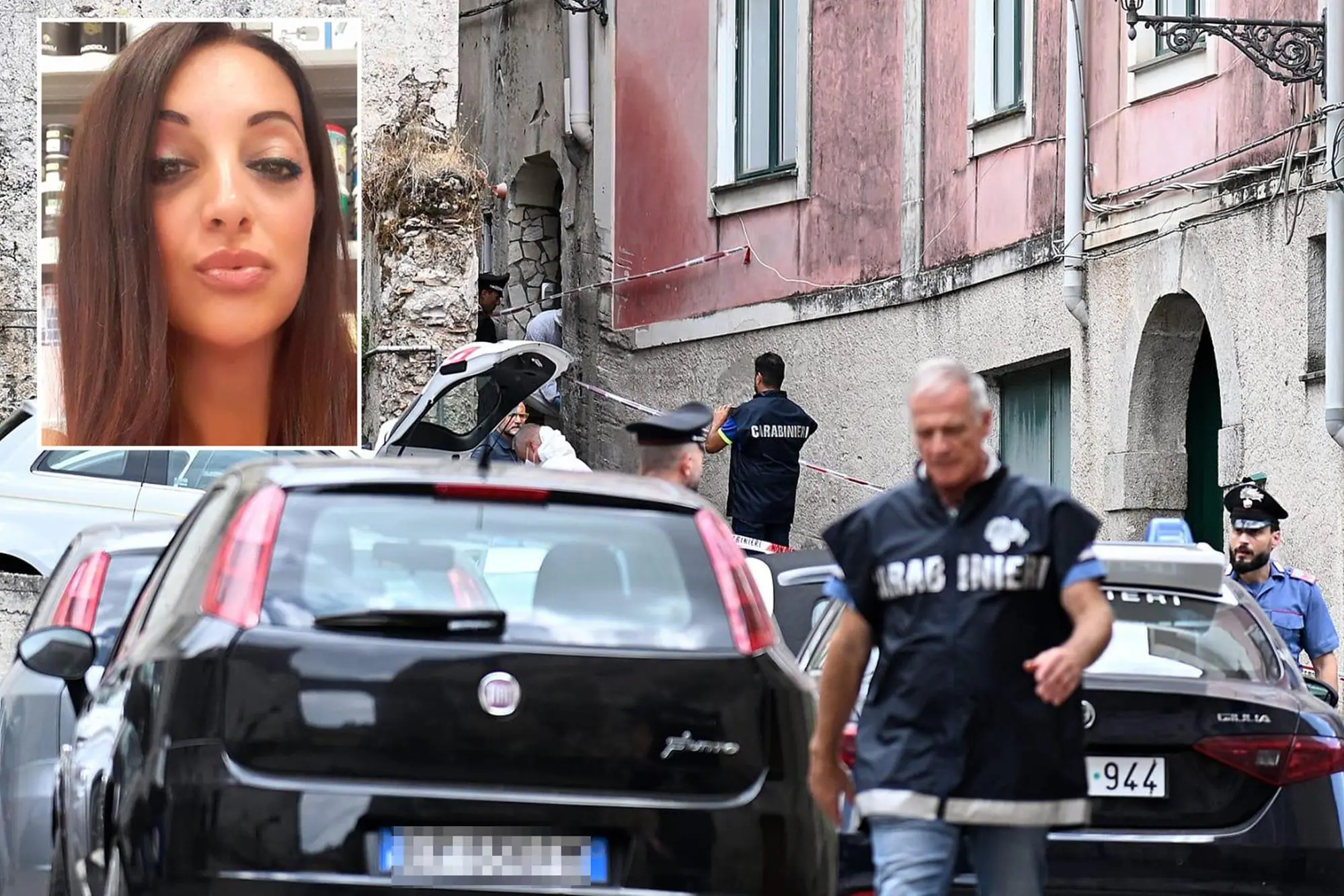 Inquirenti all'esterno dell'abitazione dove una donna di 47 anni, Tina Sgarbini (immagine nel riquadro), è stata uccisa a Montecorvino Rovella (Salerno), 23 agosto 2025. ANSA/MASSIMO PICA/FACEBOOK TINA SGARBINI +++ ATTENZIONE LA FOTO NON PUO' ESSERE PUBBLICATA O RIPRODOTTA SENZA L'AUTORIZZAZIONE DELLA FONTE DI ORIGINE CUI SI RINVIA+++ NPK +++