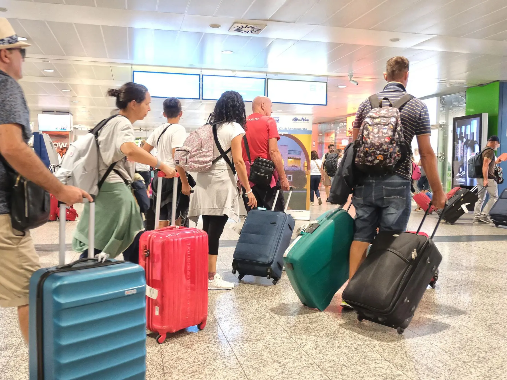 Passeggeri a Elmas (foto Ungari)