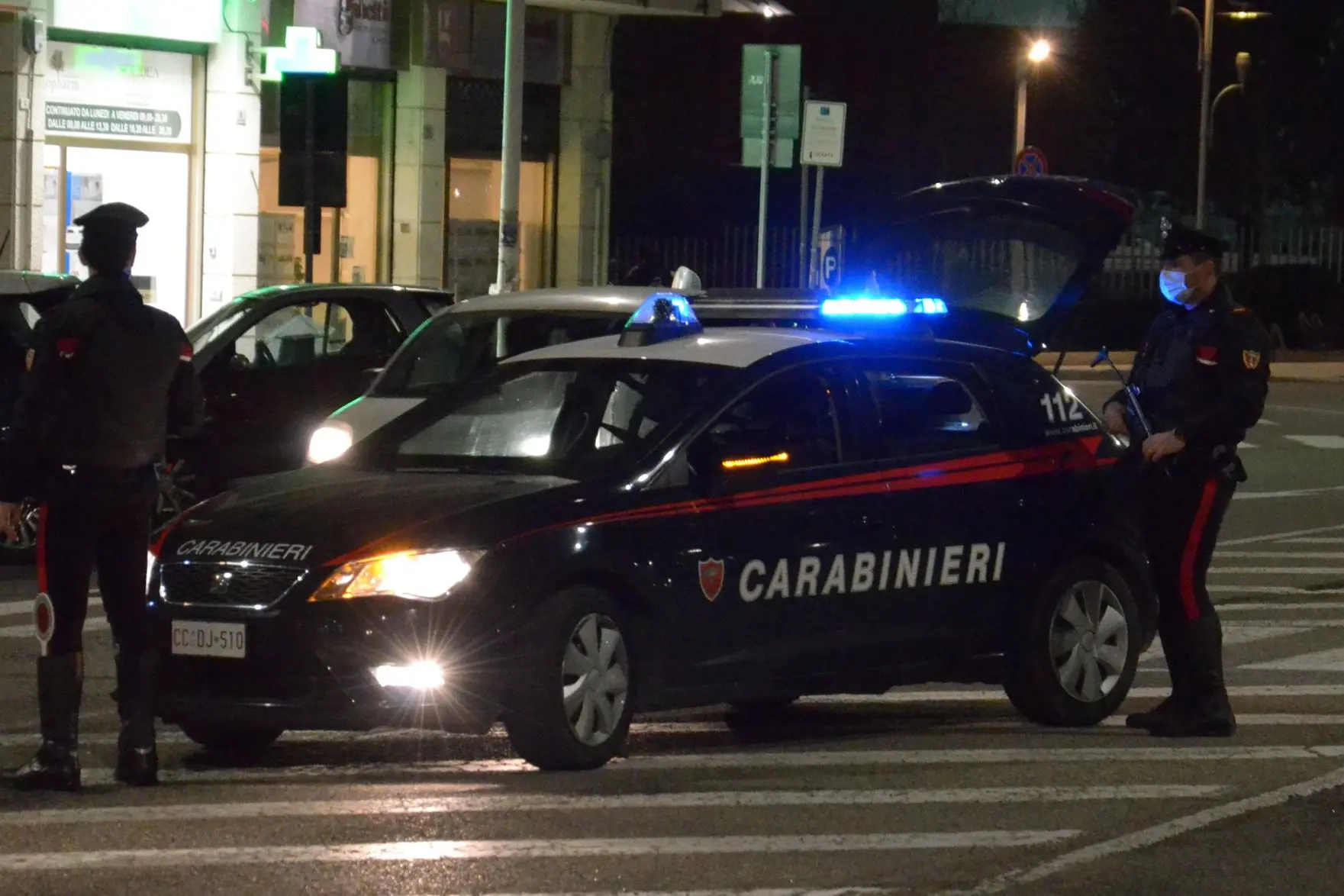 Ruba un’auto, poi si schianta contro un palo e si dà alla fuga: ricercato a Serdiana (foto carabinieri)