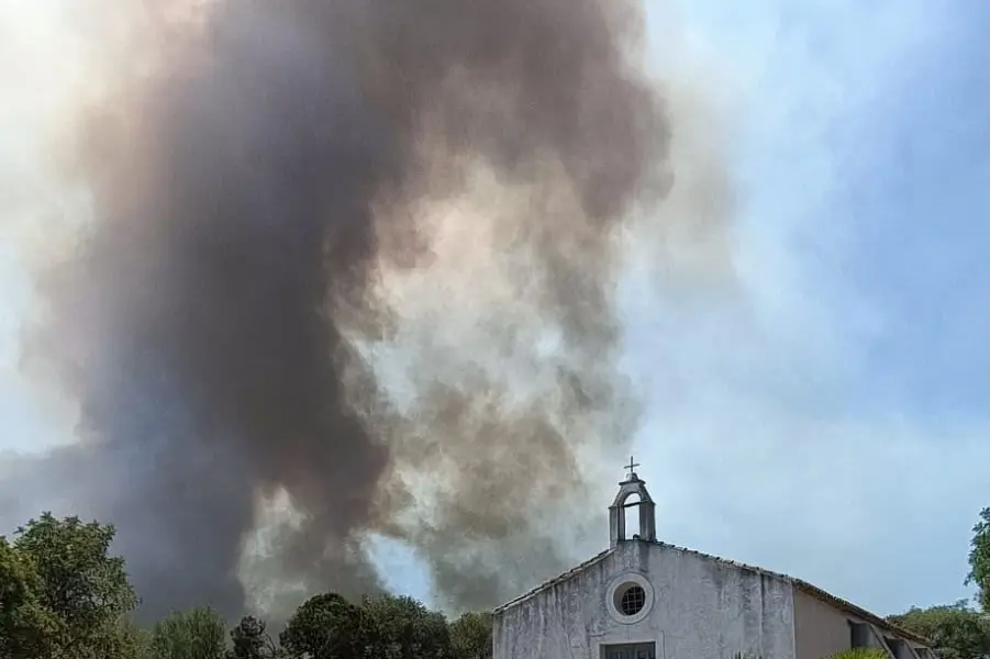 La chiesetta di Sant'Antonio di Padova minacciata dalle fiamme (foto Cinzia Moro)