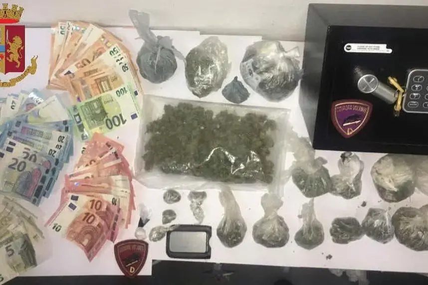 La droga posta sotto sequestro (foto polizia di Cagliari)