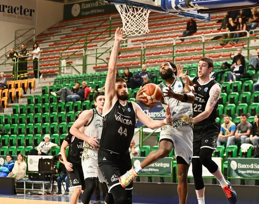 Una Dinamo travolgente vince a Valcea e resta prima