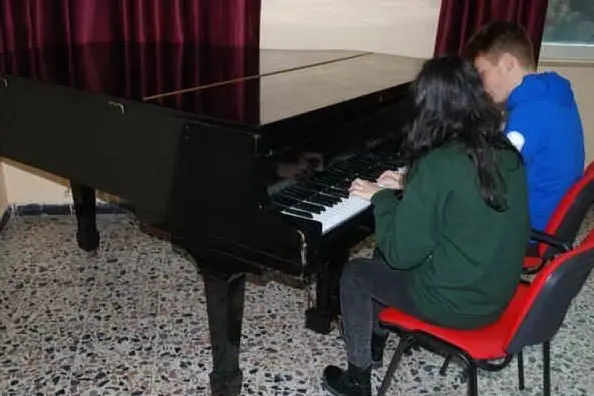 Studenti a lezione di pianoforte