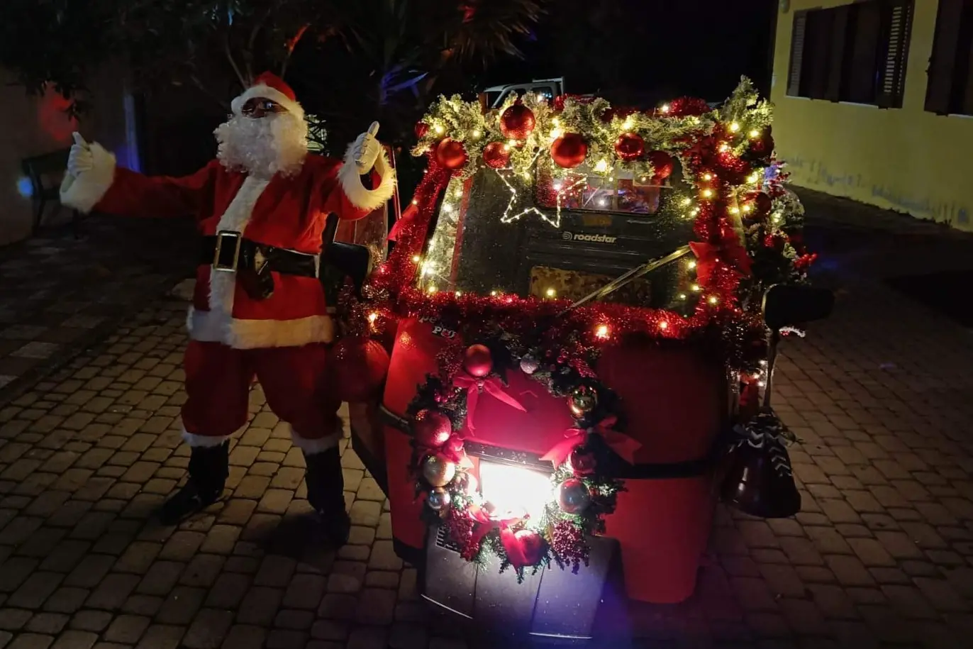 Babbo Natale con l'Ape Car a Codrongianos (L'Unione Sarda - Tellini)