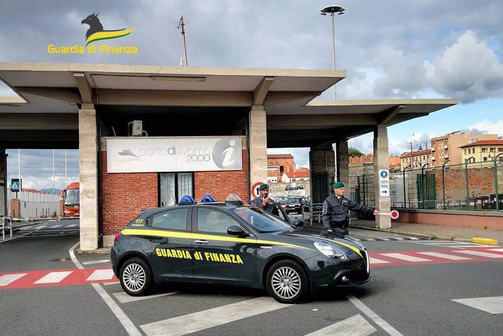 Financiers at the port of Livorno (Photo Guardia di Finanza)