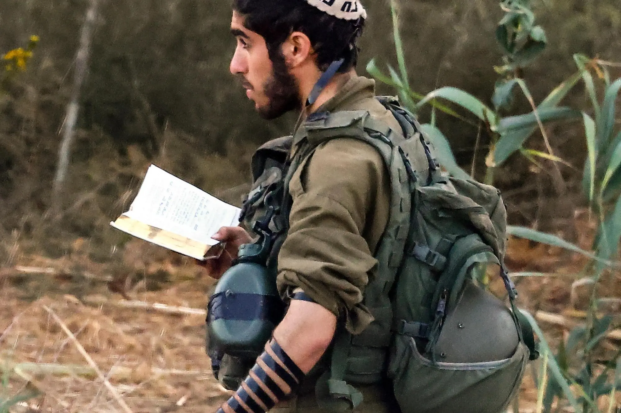 Un soldato israeliano in preghiera (Ansa-Epa)