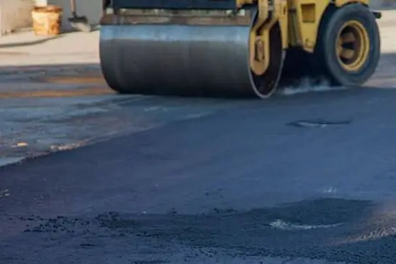 Lavori sulla rete viaria a Villanova Monteleone (foto concessa)
